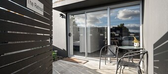 "The Retreat" with car park 10 min to CBD/Airport.