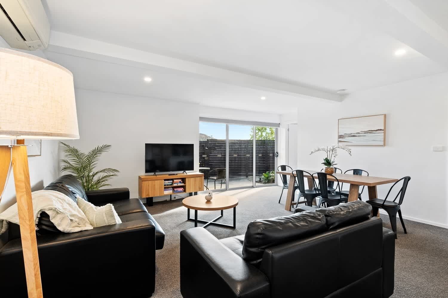 TV, bøker og kontorer