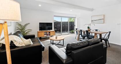 "The Retreat" with car park 10 min to CBD/Airport.