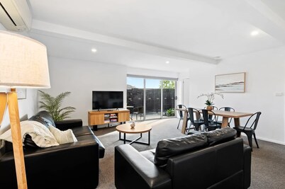 "The Retreat" with car park 10 min to CBD/Airport.