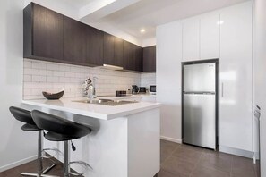 Jääkaappi, mikroaaltouuni, uuni, liesi