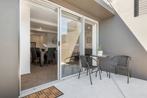 Outdoor dining - "The Retreat" with car park 10 min to CBD/Airport (Warrane)