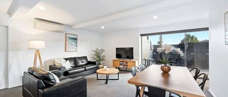 Televisor, llibres i oficines