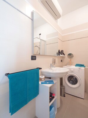 Douche, séchoir à cheveux, bidet