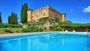 Un château avec une piscine devant.