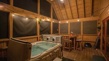 Indoor spa tub