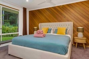 5 slaapkamers, een strijkplank/strijkijzer, internet, beddengoed