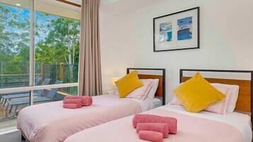 5 bedrooms, iron/ironing board, Internet, bed sheets