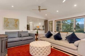 Een televisie, een open haard, een dvd-speler en een stereo