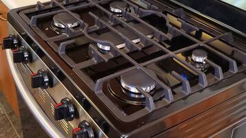 Jääkaappi, mikroaaltouuni, uuni, liesi