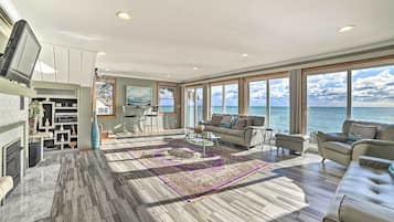 Télévision, cheminée, lecteur de DVD, livres