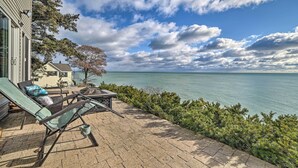 Un patio con poltrone relax e vista sul mare.