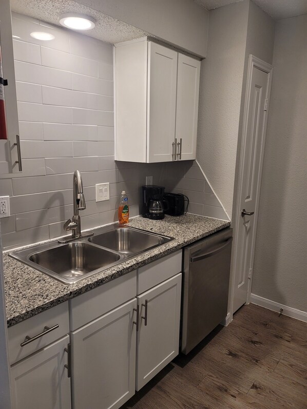 Microwave, dishwasher, coffee/tea maker, cookware/dishes/utensils - Lovely and Spacious one bedroom rental (Houston)