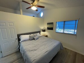 2 Schlafzimmer, Schreibtisch, Bügeleisen/Bügelbrett, Reisekinderbett