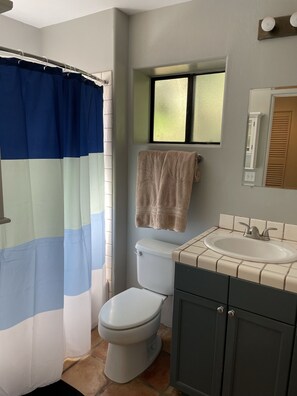 Combinazione doccia/vasca, asciugamani, sapone, carta igienica