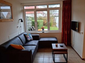 Een televisie, een tafeltennistafel en een stereo