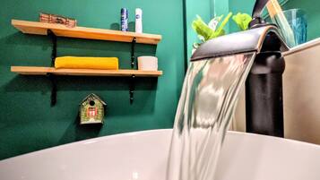 Badkar/dusch, hÄrtork, handdukar och tvÄl