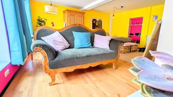 Smart-tv och en tv-spelskonsol