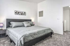 2 bedrooms, iron/ironing board, WiFi, bed sheets - Worker and Relocation Ready in Colorado Springs! 20% Off (Colorado Springs)