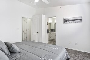 2 bedrooms, WiFi, bed sheets - Midterm Rental in Beautiful SW, Wifi, Garage, Sport Court, Trail, Broadmoor World Arena (Colorado Springs)