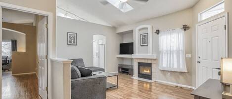 Télévision, cheminée