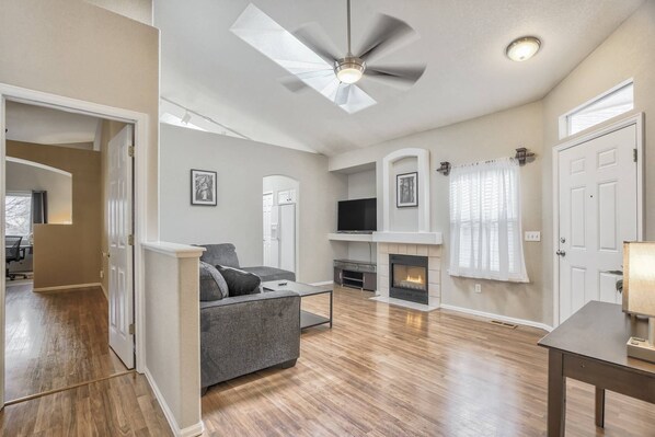 TV, fireplace - Single Level Living, Gated, Beautiful SW Cheyenne Mountain Area, Garage, AC, Wifi, Workspace, Park (Colorado Springs)