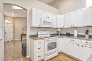 Full-size fridge, microwave, dishwasher, coffee/tea maker - Single Level Living, Gated, Beautiful SW Cheyenne Mountain Area, Garage, AC, Wifi, Workspace, Park (Colorado Springs)