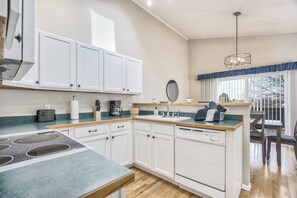 Frigorifero con congelatore, microonde, lavastoviglie