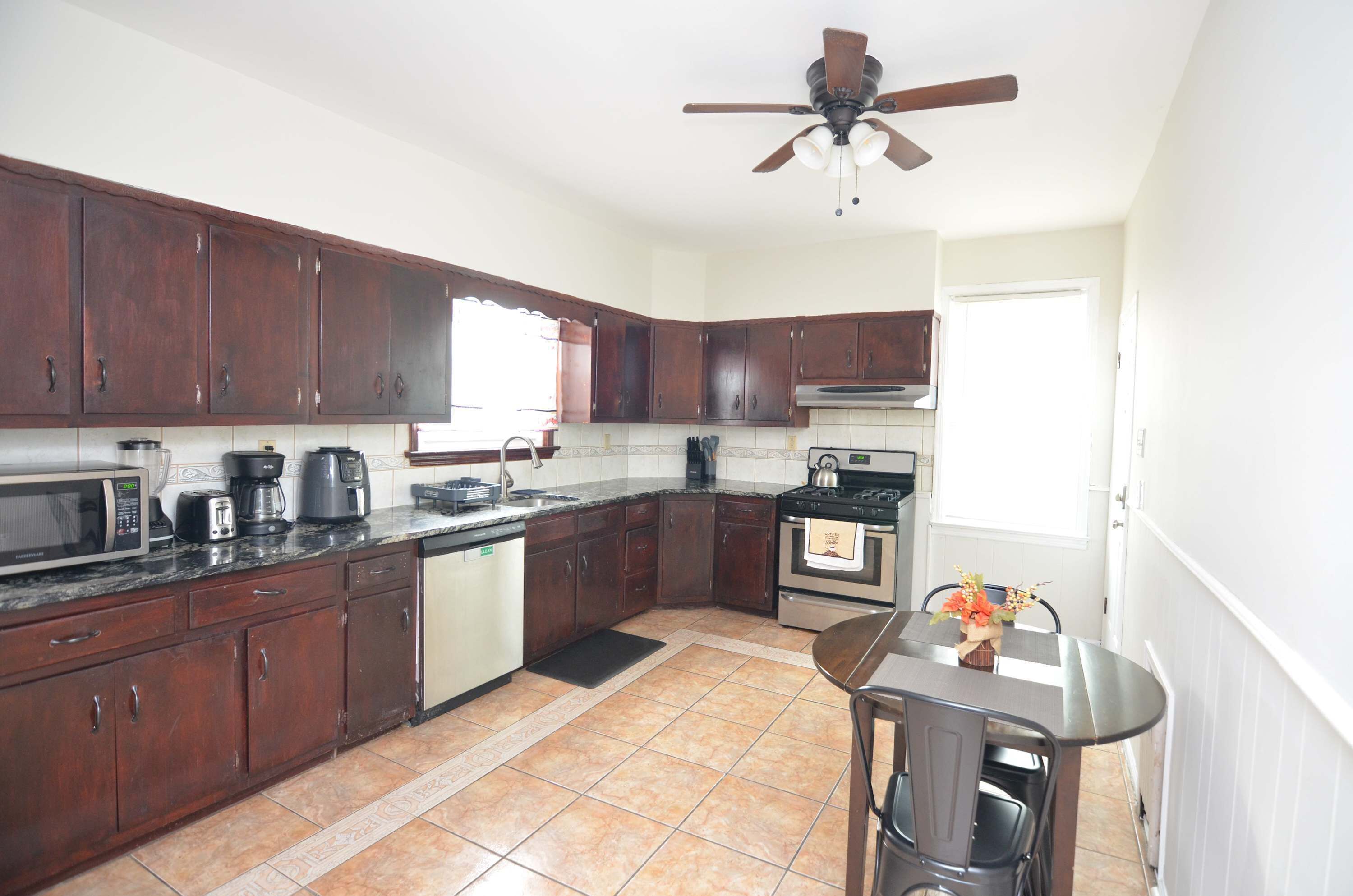 冷蔵庫、電子レンジ、オーブン、コンロ