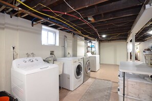 Interior - Cozy Beds w/ Parking & Laundry Near RU/RWJ/Train (Highland Park)