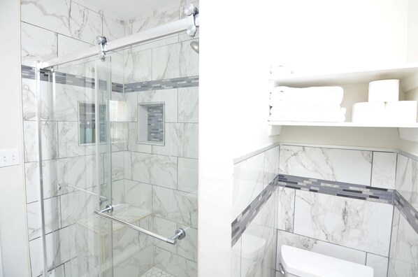 Douche, séchoir à cheveux, serviettes fournies, savon