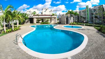 Una piscina al aire libre