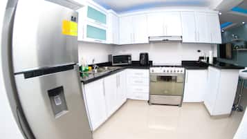 Frigorífico, microondas, placa de cocina y cafetera o tetera