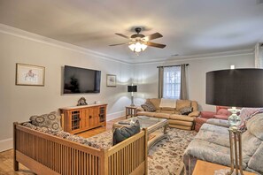 TV, books - 2 Mi to Lake Hartwell: Charming Southern Cottage (Anderson)