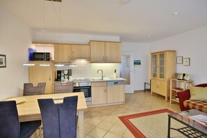 Kühlschrank, Mikrowelle, Ofen, Geschirrspüler