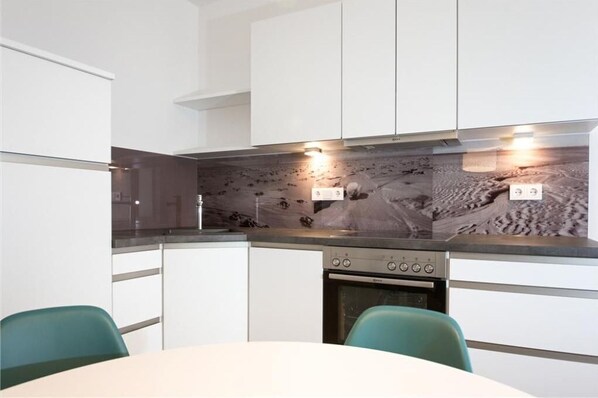 Kühlschrank, Mikrowelle, Ofen, Geschirrspüler