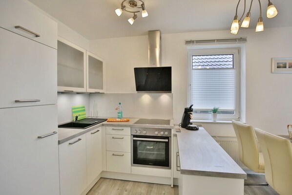 Microwave, oven, dishwasher, coffee/tea maker