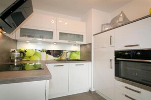 Kühlschrank, Mikrowelle, Ofen, Geschirrspüler