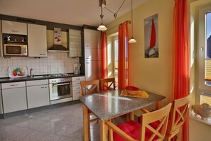 Kühlschrank, Mikrowelle, Ofen, Geschirrspüler