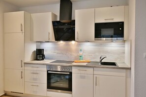 Geladeira, micro-ondas, fogão, lava-louças