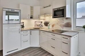 Kühlschrank, Mikrowelle, Ofen, Geschirrspüler