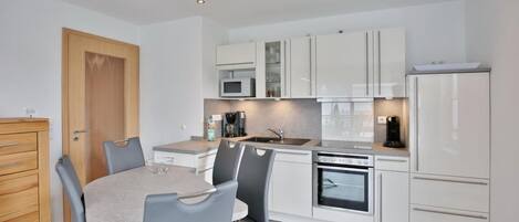 雪櫃、微波爐、焗爐、洗碗機