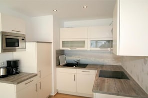Kühlschrank, Mikrowelle, Ofen, Geschirrspüler