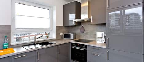 Fridge, oven, dishwasher, coffee/tea maker