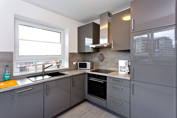 Køleskab, ovn, opvaskemaskine, kaffe-/temaskine