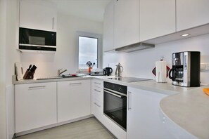 Refrigerador, microondas, horno y lavavajillas 