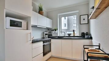 Kühlschrank, Mikrowelle, Ofen, Geschirrspüler