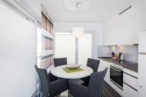 Kühlschrank, Mikrowelle, Ofen, Geschirrspüler