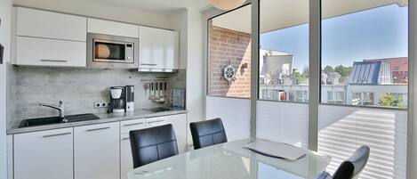 Refrigerador, microondas, lavavajillas y cafetera y tetera