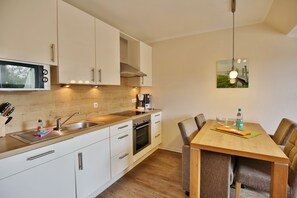 Kühlschrank, Mikrowelle, Ofen, Geschirrspüler